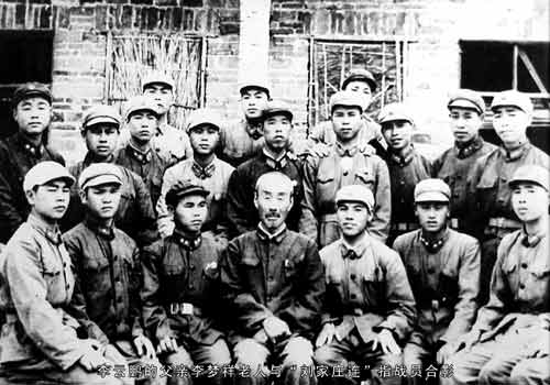 李云鵬犧牲后，其父親李夢祥(前排中間者)與“劉老莊”連指戰(zhàn)員合影