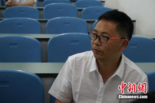 什邡市七一中學(xué)教師伍昌杰在接受記者采訪。中新網(wǎng)記者 宋宇晟 攝