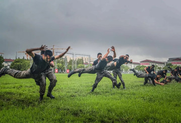 張張是大片！這場雨中練兵太酷了！