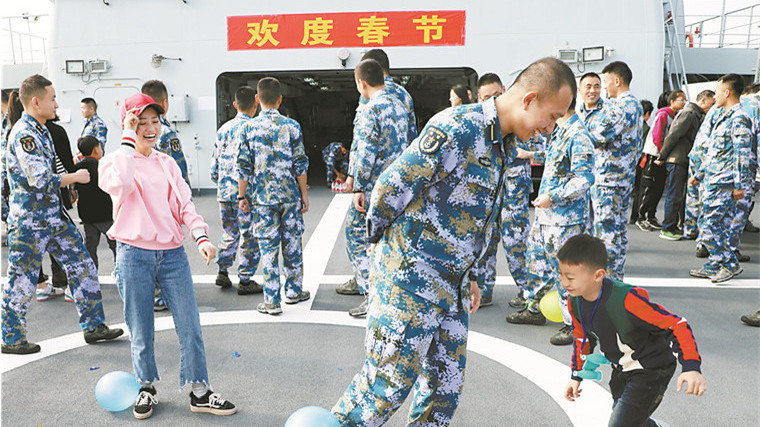 揣著溫情出征！南部戰(zhàn)區(qū)海軍某船提前過年，軍屬上船話團圓