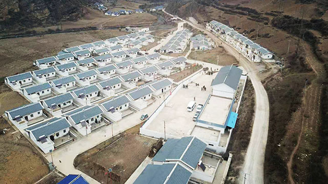 新春走軍營丨半山腰掃視涼山打古洛村，舊屋新居對比明顯