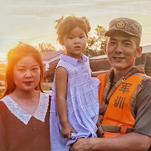抗洪大堤上特殊的生日，軍嫂軍娃與兵哥哥同在！