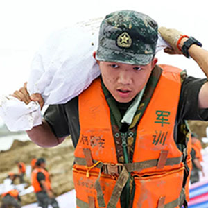 必須頂?shù)蒙?！?1集團軍某旅300余名官兵冒雨奮戰(zhàn)一線