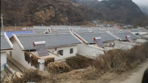 新春走軍營丨半山腰掃視涼山打古洛村，舊屋新居對比明顯