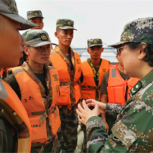 官兵們勇斗洪魔，她帶領團隊力降“夏日殺手”