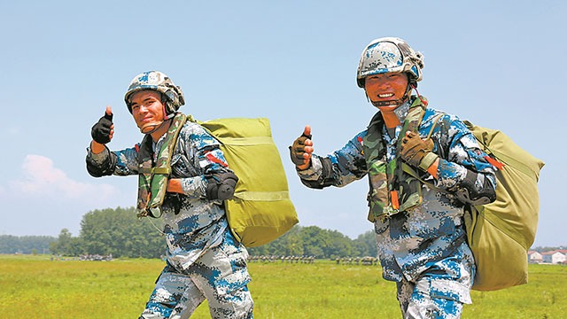 傘花綻放！空降兵某旅組織春季入伍新兵首次進行跳傘訓練
