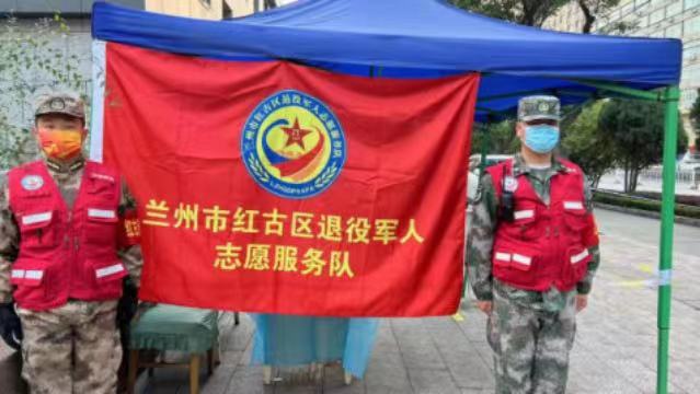 轉(zhuǎn)換戰(zhàn)場投入新戰(zhàn)“疫”，脫下軍裝還是“排頭兵”！