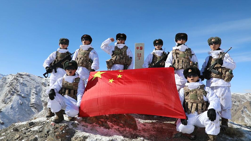 新春走軍營丨中吉15號界碑前，新兵接過鋼槍！