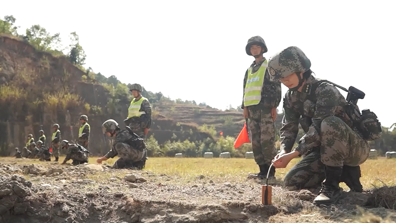 又颯又燃！高原女兵首次實爆精準摧毀“敵”目標