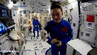 冰墩墩上太空了！王亞平和冰墩墩在中國(guó)空間站同框