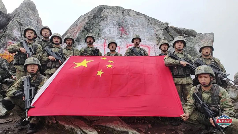 迎國(guó)慶，守平安！邊防官兵在巡邏戰(zhàn)位為祖國(guó)慶生