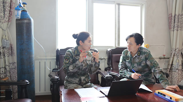 陸軍工程大學(xué)“星火”理論宣講服務(wù)政治教員群體成員黃貽蘇（左）、鮑永娟在海拔4000余米的高原邊防部隊宣講時吸氧備課