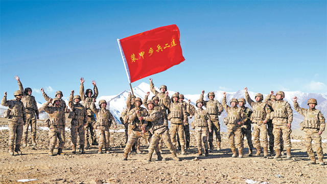 立功創(chuàng)模，軍營升起閃亮的星