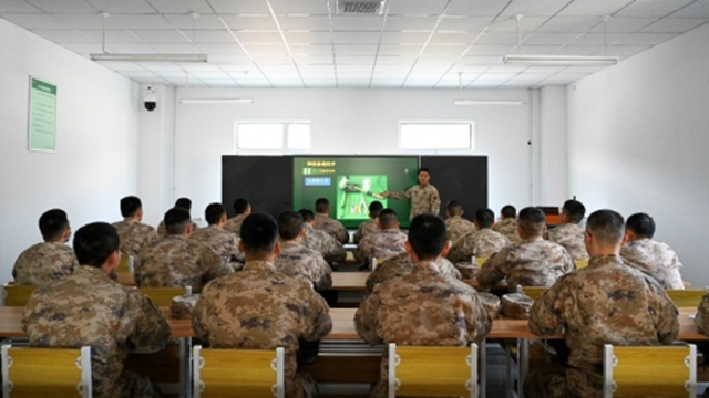 第81集團(tuán)軍某旅組織通信裝備修理專業(yè)集約化訓(xùn)練