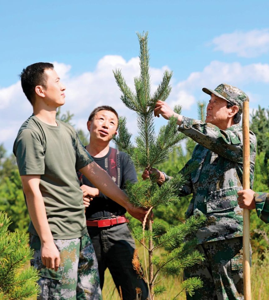 2021-08-26，張連印帶著貧困戶魏隨舍和教育基地工作人員種樹。（丁美寧 攝）