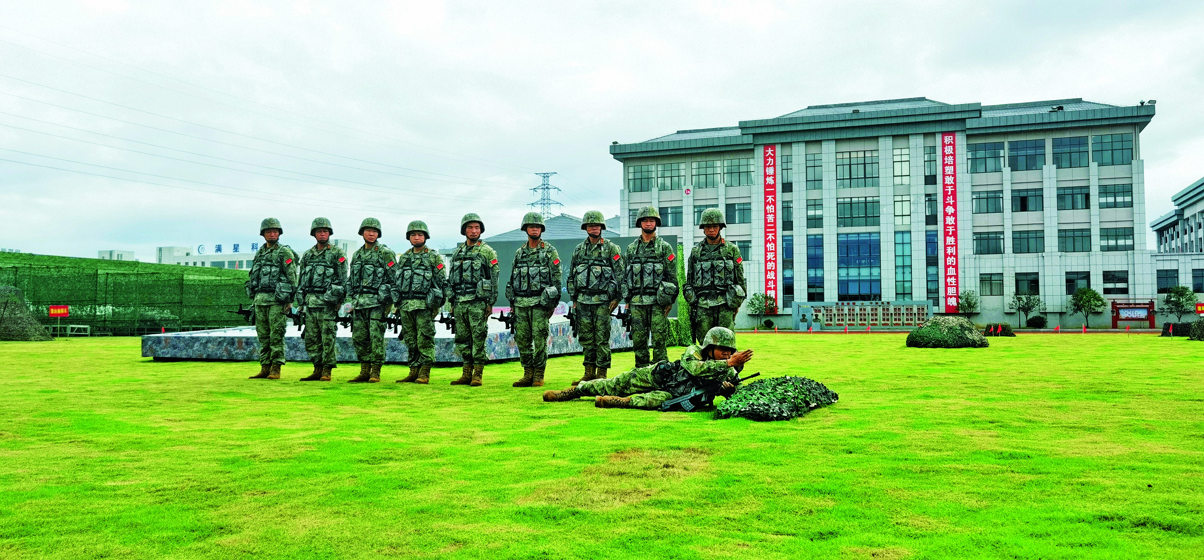 江西省贛州軍分區(qū)組織民兵單兵戰(zhàn)術(shù)基礎(chǔ)科目教學(xué)，劉德超攝