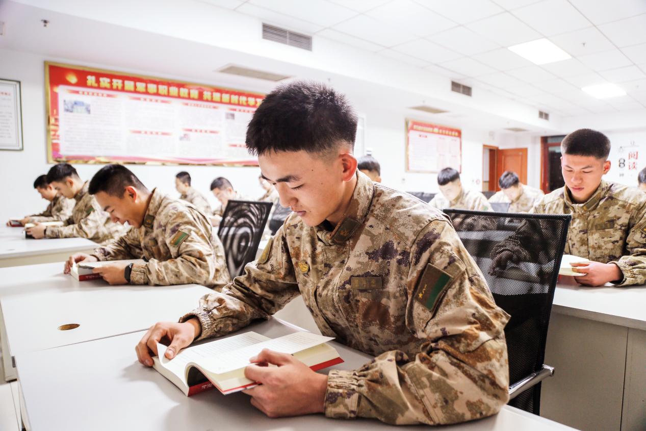 天津警備區(qū)指導(dǎo)直屬隊(duì)展開(kāi)“弘揚(yáng)英雄精神，鑄就強(qiáng)軍之魂”學(xué)習(xí)教育活動(dòng)【修鵬輝攝】