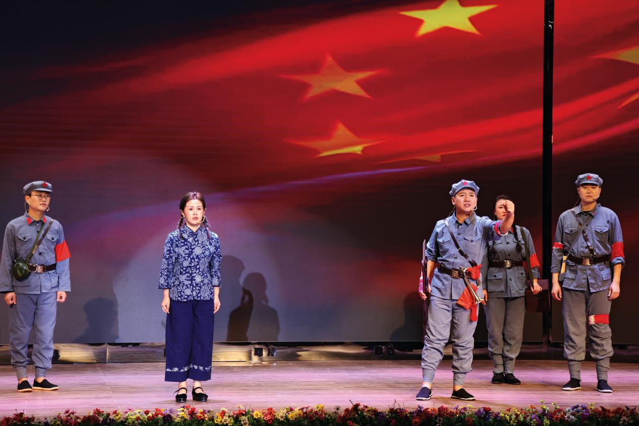 梅里斯區(qū)人武部民兵文藝團(tuán)成員為民兵進(jìn)行紅色教育文藝匯演。尹龍泉攝