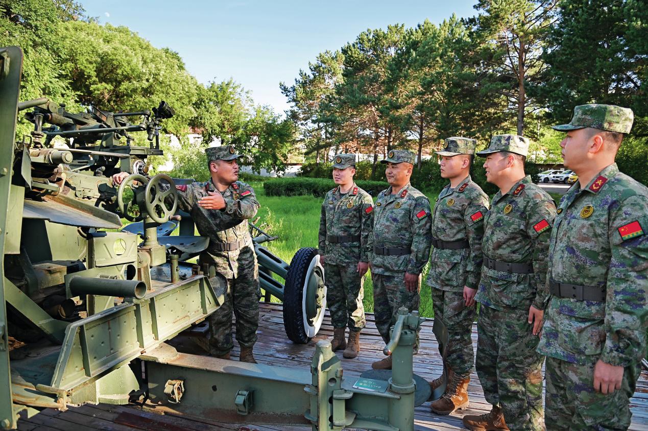 民兵教練員通過介紹武器裝備向民兵講解軍史。陳浩攝