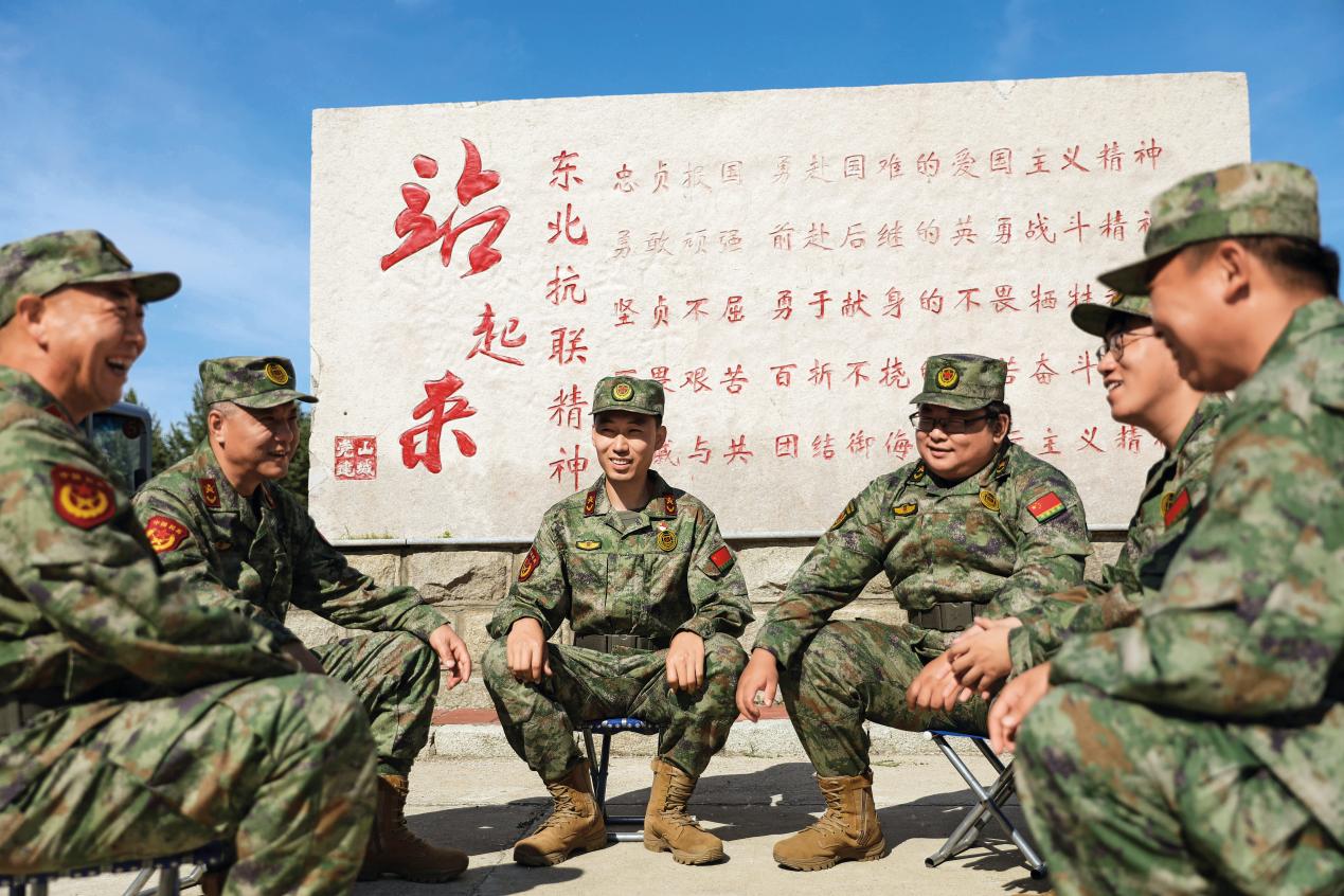 碾子山區(qū)人武部在民兵訓(xùn)練期間開展民兵政治教育活動(dòng)。張豐山攝