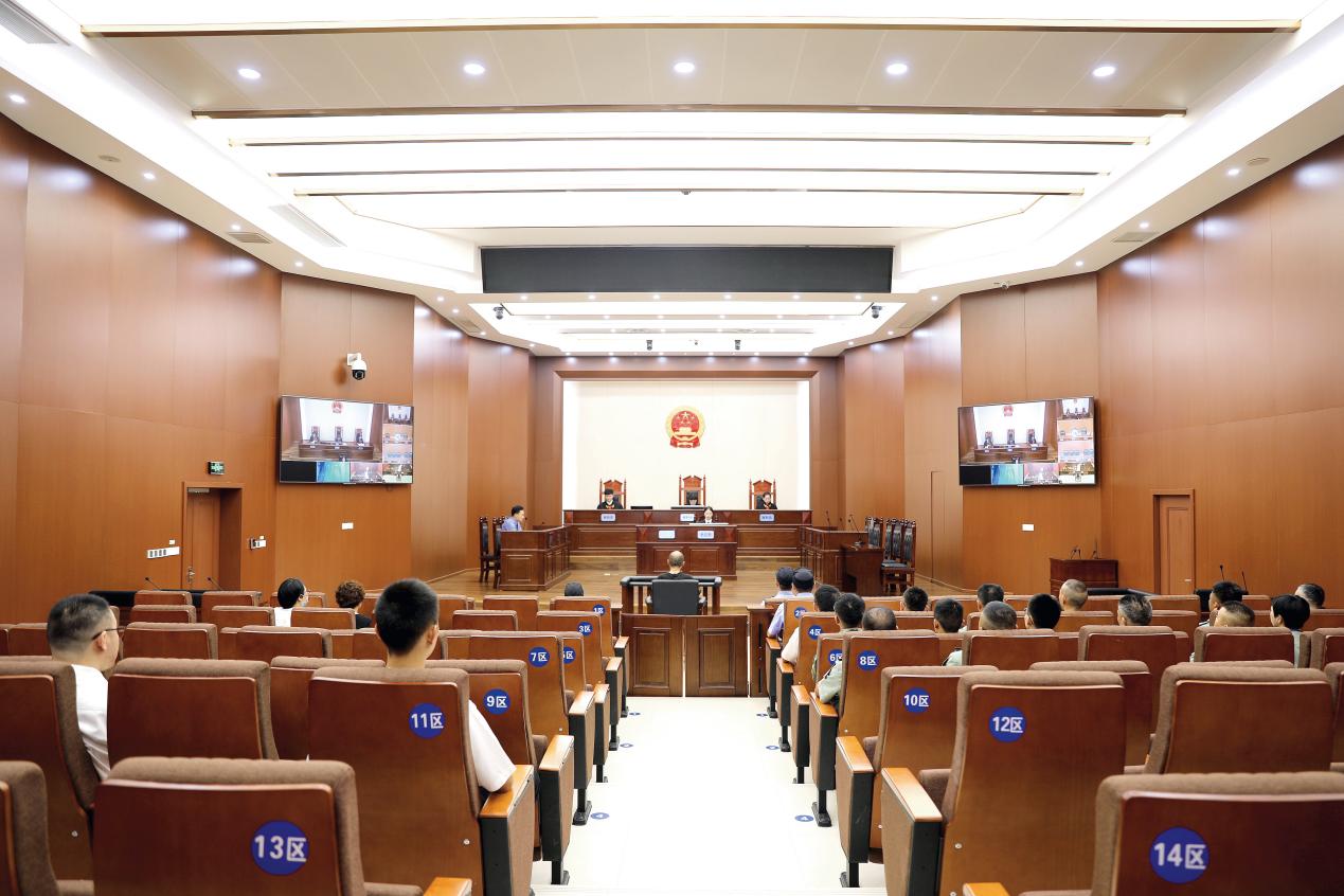 7月10日，浙江省云和縣人武部開展“以案說紀(jì)、以案示警”黨紀(jì)學(xué)習(xí)教育活動,組織部機(jī)關(guān)人員赴云和縣人民法院觀摩庭審現(xiàn)場（李慧攝）