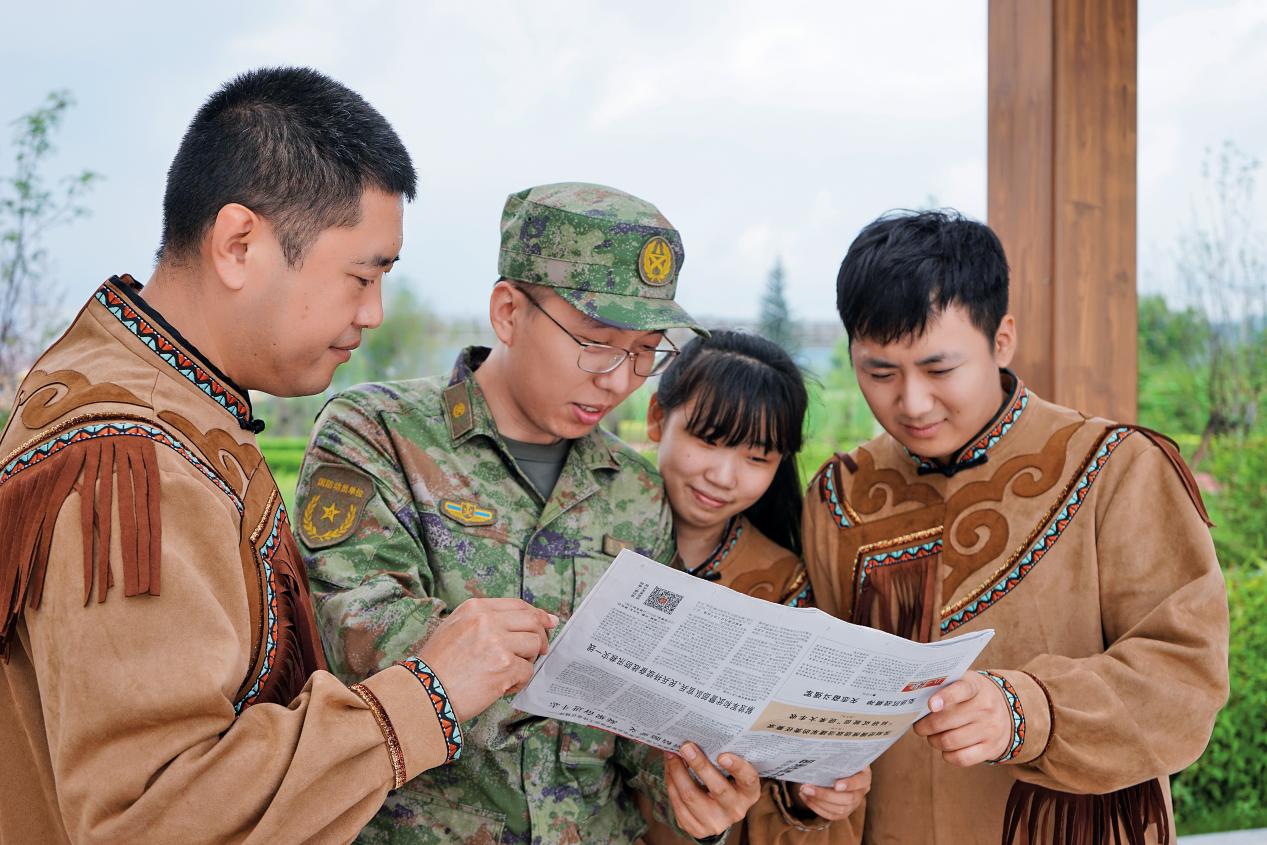 黑龍江省塔河縣鄂倫春族民兵分組學(xué)習(xí)會(huì)議精神  婁陽  攝