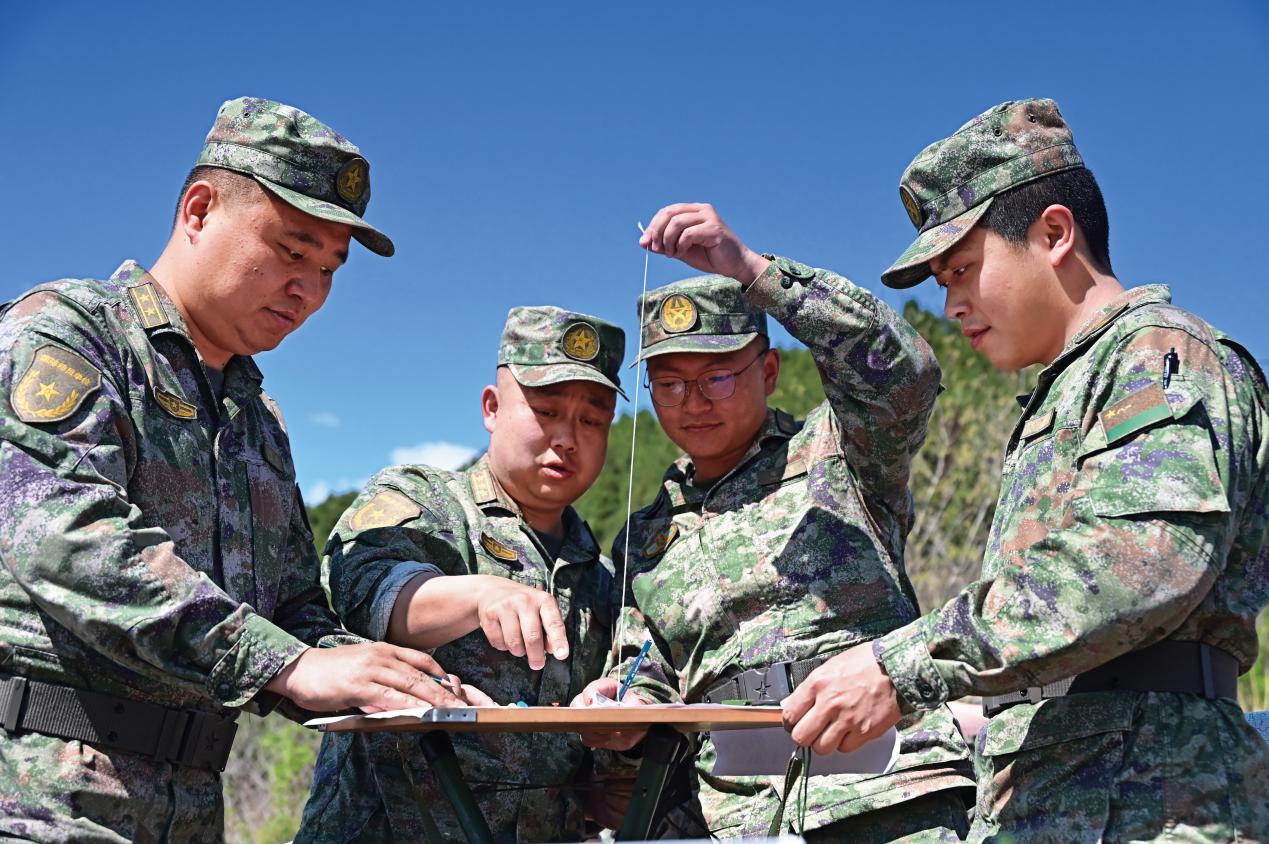 _軍分區(qū)組織全區(qū)軍官、文職人員開展野外識圖用圖訓練 (1)
