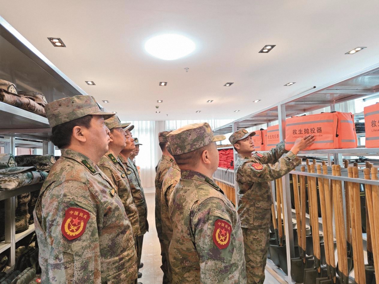 江蘇省東臺市人武部堅(jiān)持以“評星掛牌”活動為牽引，組織專武干部前往基層武裝部正規(guī)化建設(shè)達(dá)標(biāo)試點(diǎn)單位觀摩見學(xué)。（張進(jìn)春）