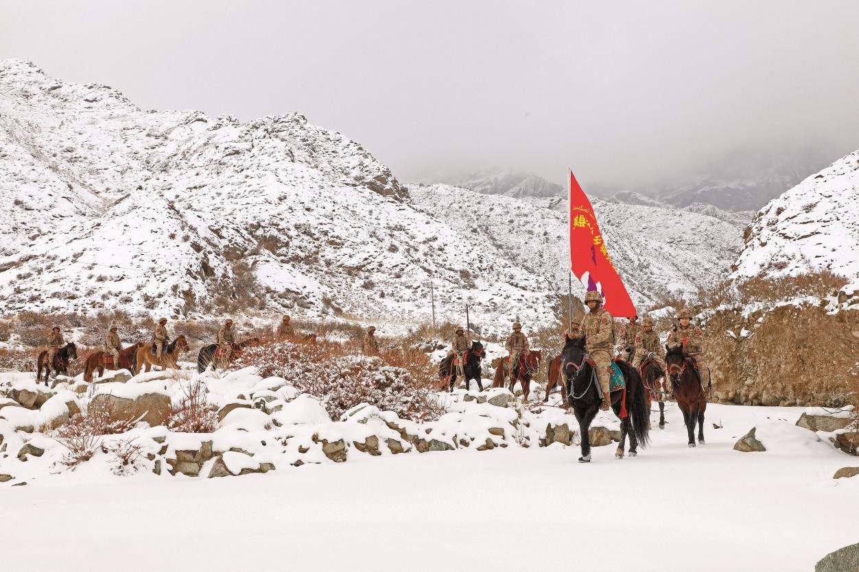 圖6-4為：民兵騎兵連在蜿蜒的山區(qū)里巡邏執(zhí)勤，確保防區(qū)安全穩(wěn)定。