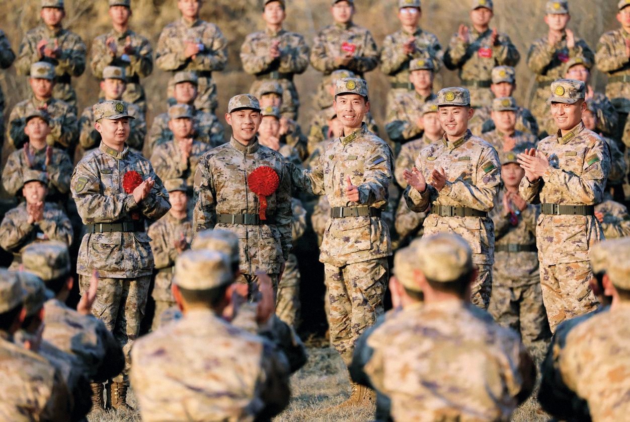 1.參訓(xùn)文職人員和新兵利用訓(xùn)練間隙組織小比武小競賽，為成績優(yōu)異者佩戴紅花，激勵練兵備戰(zhàn)的熱情。