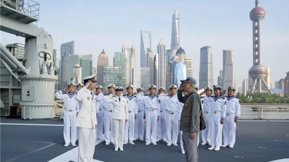 拿舊“船票”登上新戰(zhàn)艦的老人，得到了一份特殊禮物