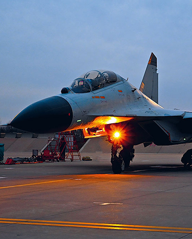對(duì)陣夜空 淬煉戰(zhàn)法——海軍航空大學(xué)某團(tuán)夜間訓(xùn)練影像
