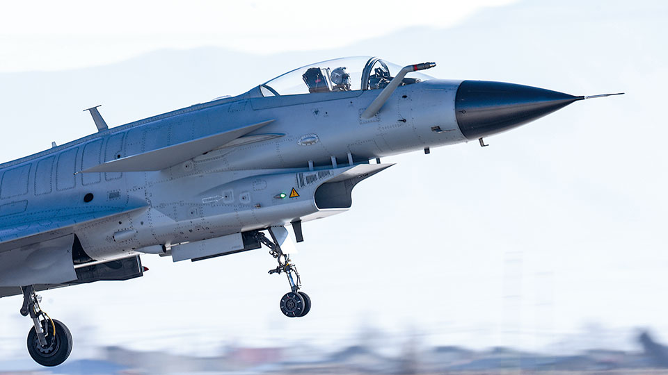 凌厲出擊！空軍航空兵某旅低空突防訓(xùn)練影像