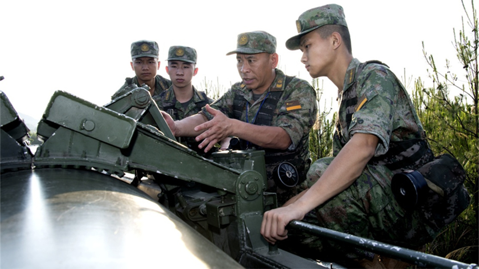 了不起的中國軍人丨二十大代表何賢達：“永遠不滿足于現(xiàn)狀，永遠向遠處看”