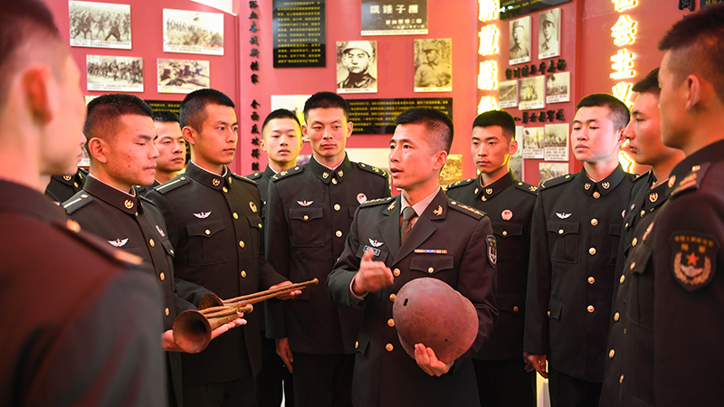 楊德龍為官兵講紅色故事。
