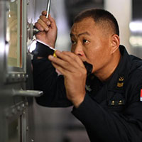 艦之心 兵之王——記海軍導(dǎo)彈驅(qū)逐艦?？谂灱紟熤軒?/>
                            </div>
								</div>
								<h3>
									艦之心 兵之王——記海軍導(dǎo)彈驅(qū)逐艦?？谂灱紟熤軒?								</h3>
								<p>
									水兵們說，周帥是“大洋上的聽診師”，聽燃?xì)廨啓C(jī)運(yùn)行的聲響，就能辨別有無故障；蒙著眼，也能知道閥門位置和管道走向。
								</p>
						</a>
					</div>
				</div>
								<div   id=